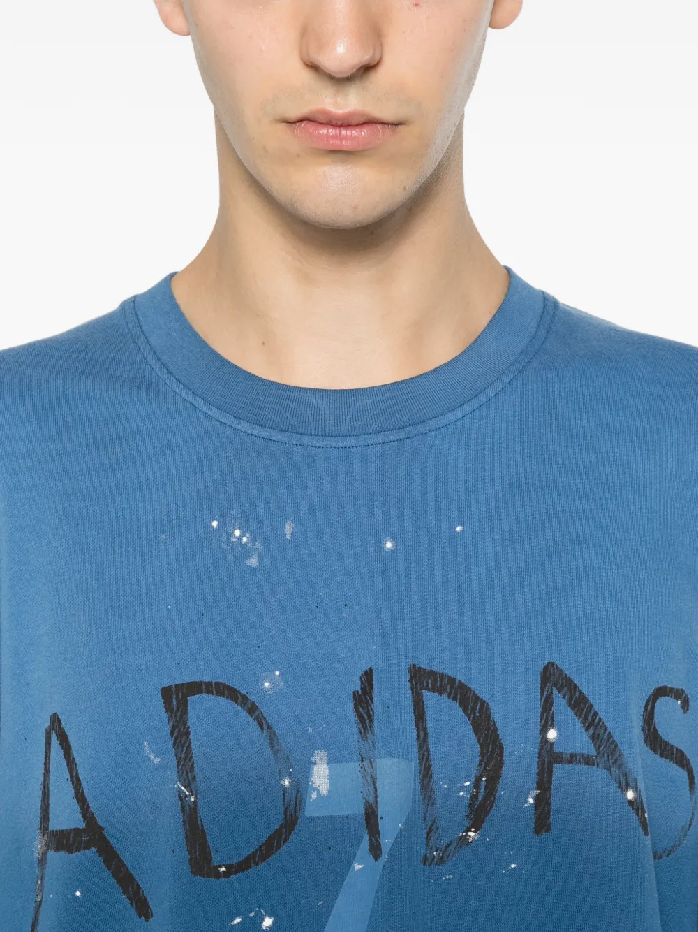 adidas x T-shirt met verfspatten en logoprint Blauw