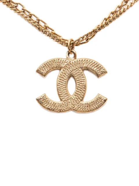 CHANEL Pre-Owned collar de doble cadena bañado en oro con dije texturizado y logo CC 2006