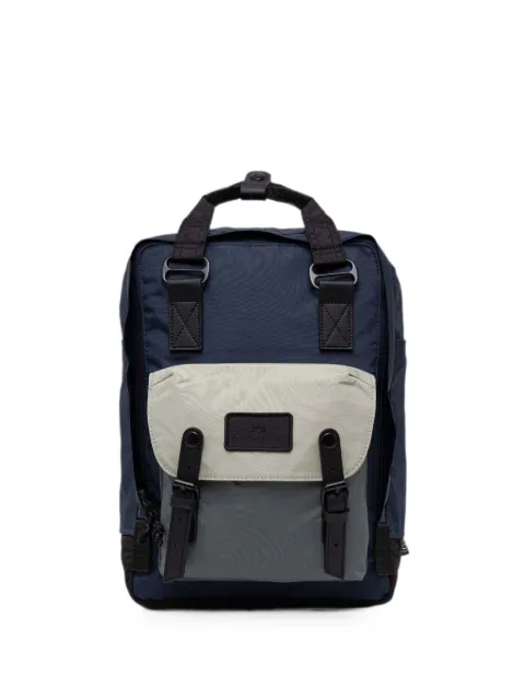 Doughnut buckle-fastening backpack