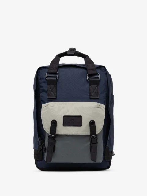 Doughnut buckle-fastening backpack