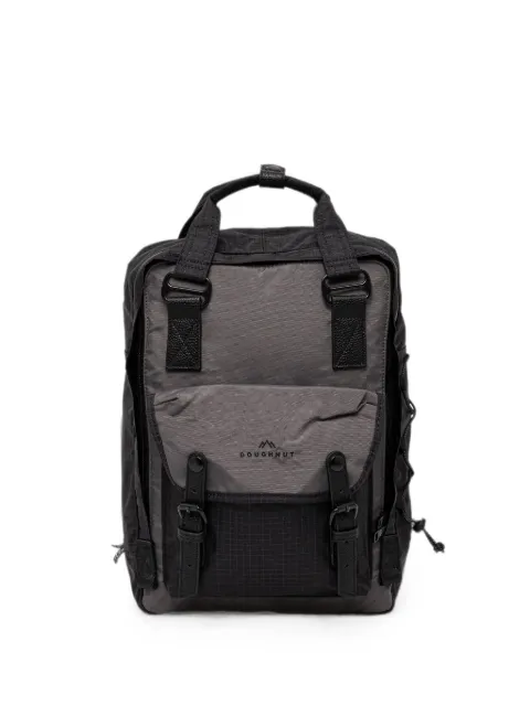Doughnut buckle-fastening backpack
