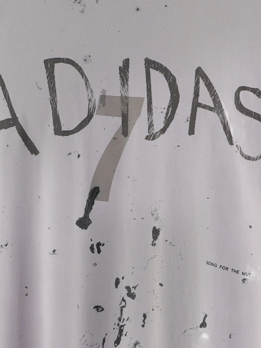 Song For The Mute x adidas 007 logoprint T-shirt met verfspatten Grijs