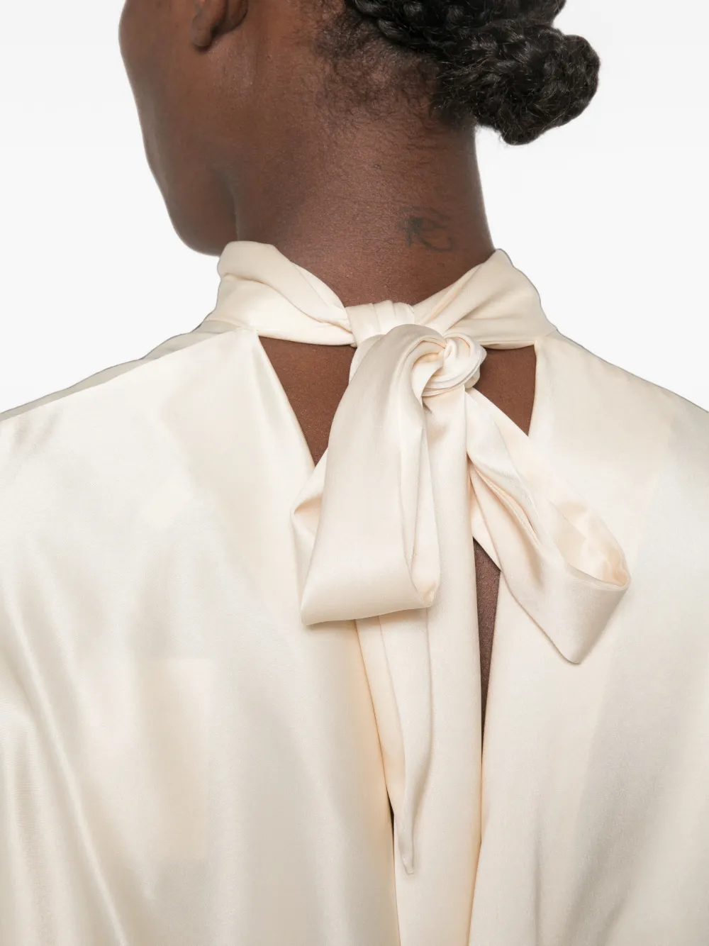 Maje Top met strikdetail en hoge hals Beige