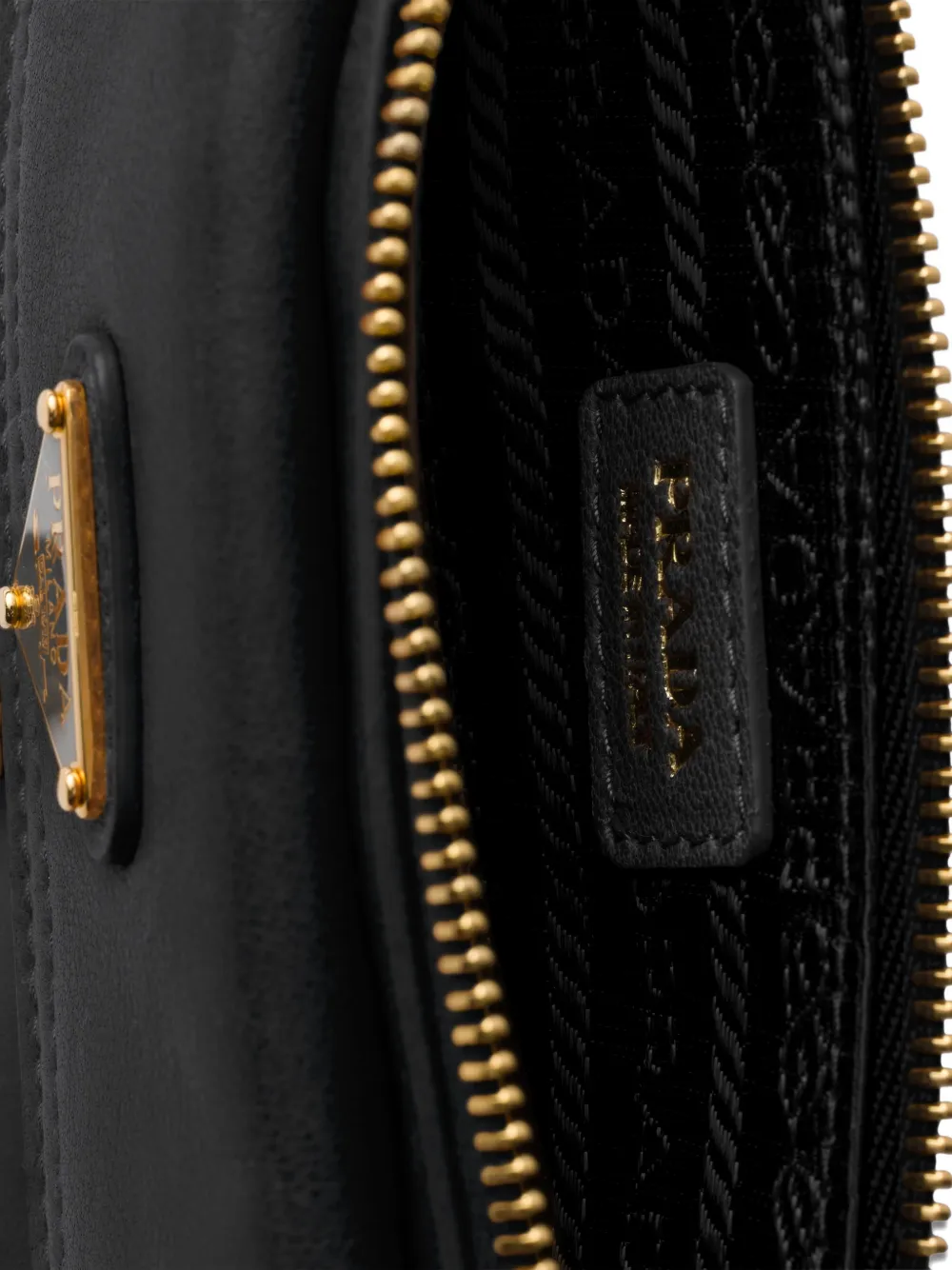 Prada Portemonnee van nappa leer met schouderband Zwart
