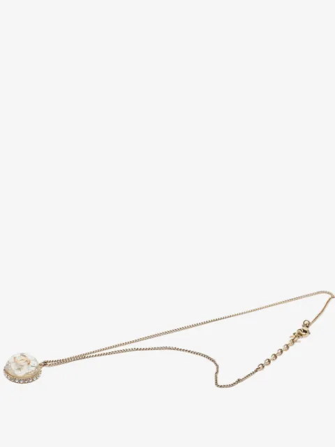CHANEL Pre-Owned collar bañado en oro con resina y strass con dije Dome de glitter y holograma transparente con logo CC 2009