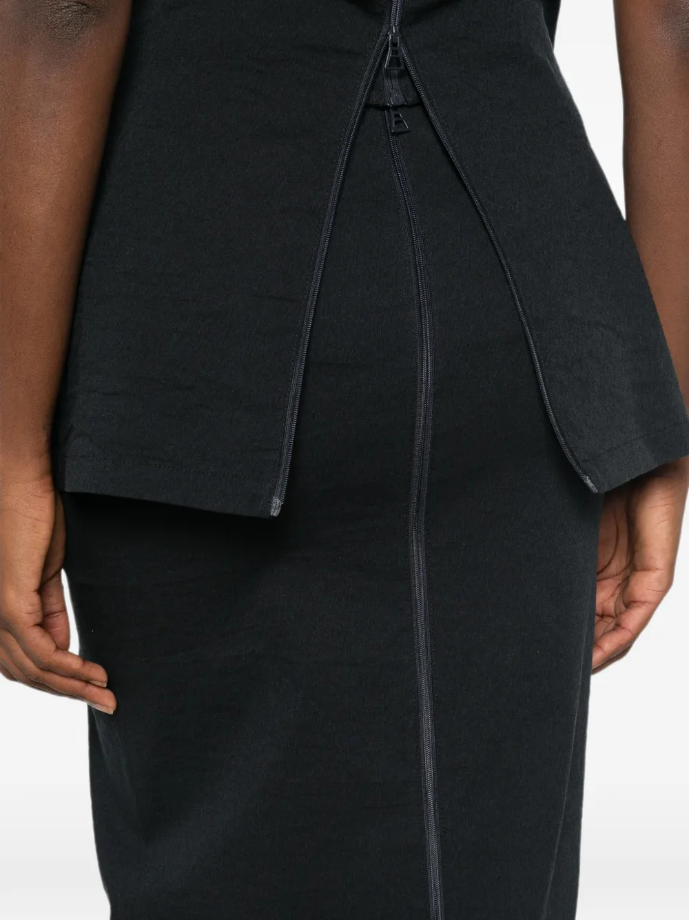 Issey Miyake high-waisted zip-back midi skirt Blauw