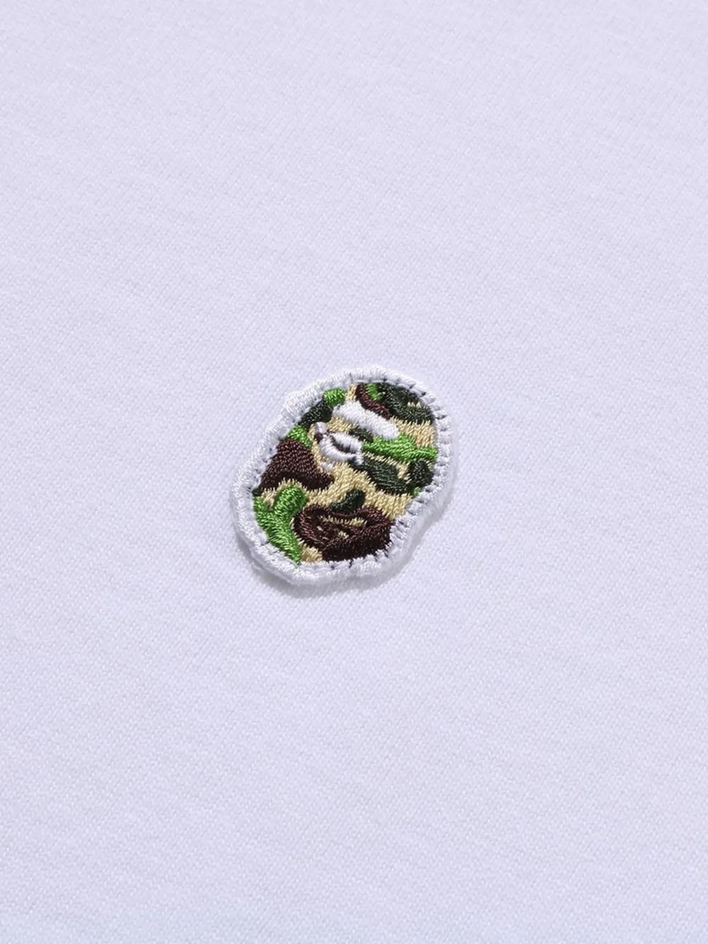 A BATHING APE T-shirt met logopatch en camouflageprint Wit