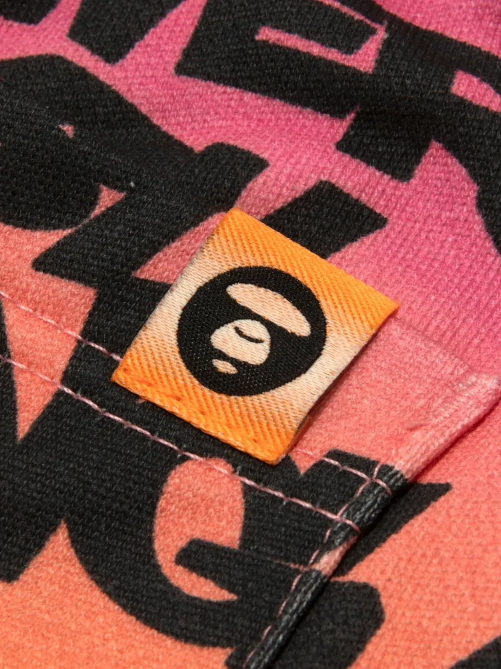 AAPE BY *A BATHING APE Shorts met graffiti-print Oranje