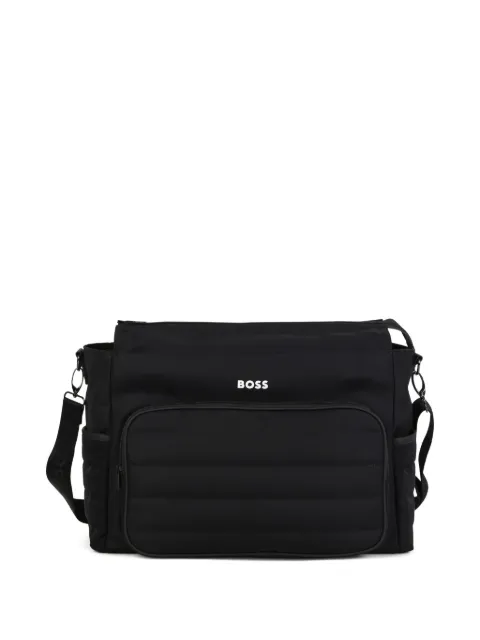 BOSS Kidswear pañalera detalle el logo capitonada