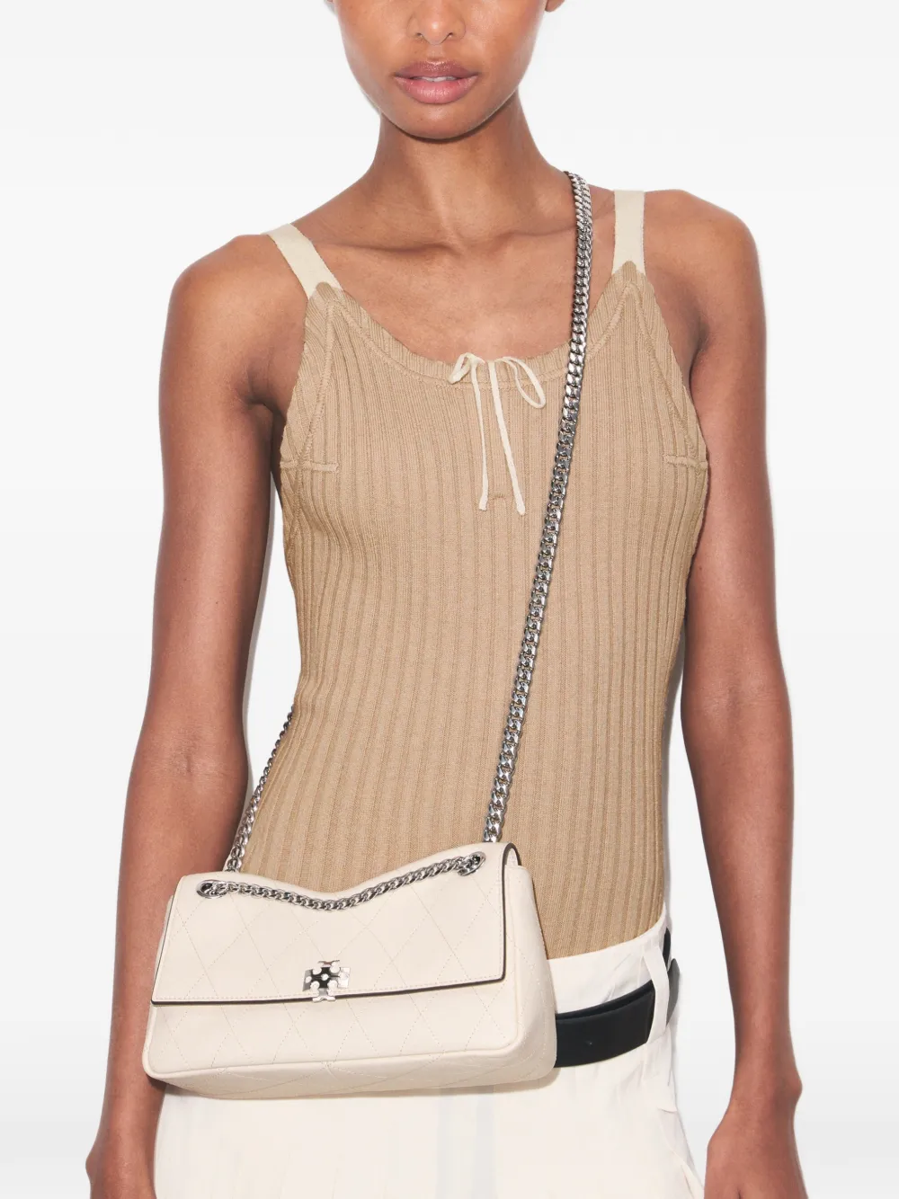 Tory Burch Kleine Charlie gewatteerde schoudertas Beige