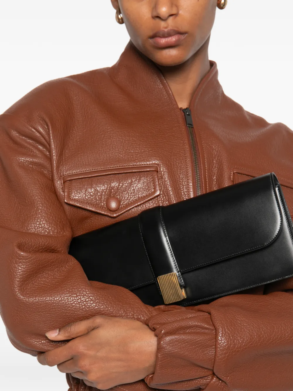 KHAITE Blake leren clutch met omslag Zwart