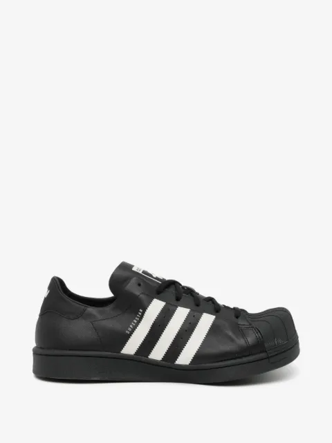 adidas tenis Superstar en colaboración con AVAVAV