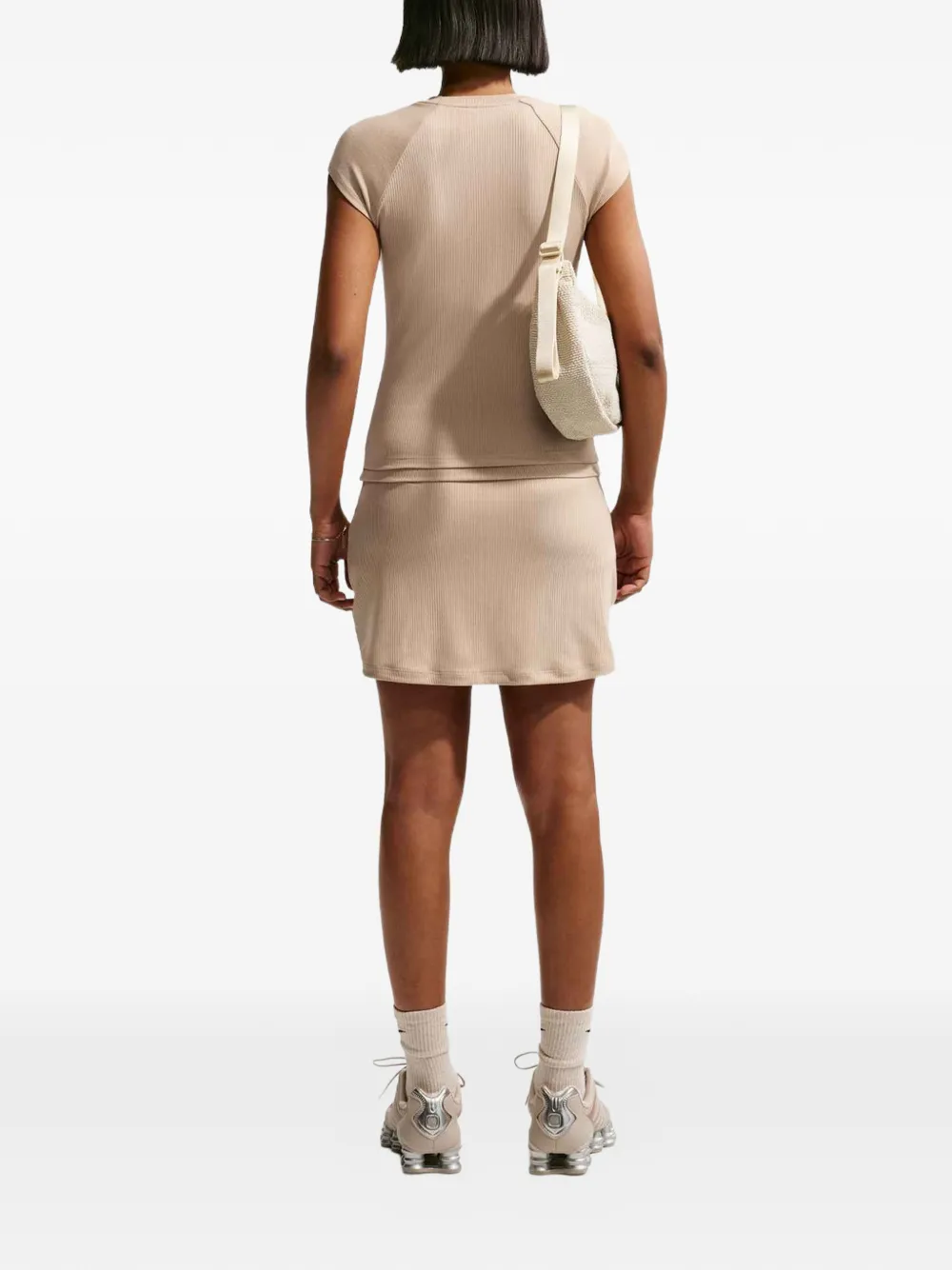 Nike Chill mini-rok met geborduurd logo Beige