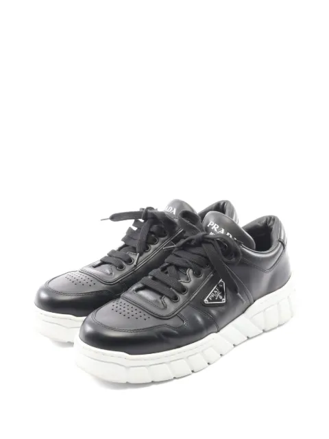 Prada Pre-Owned 2010s logo-plate leather sneakers