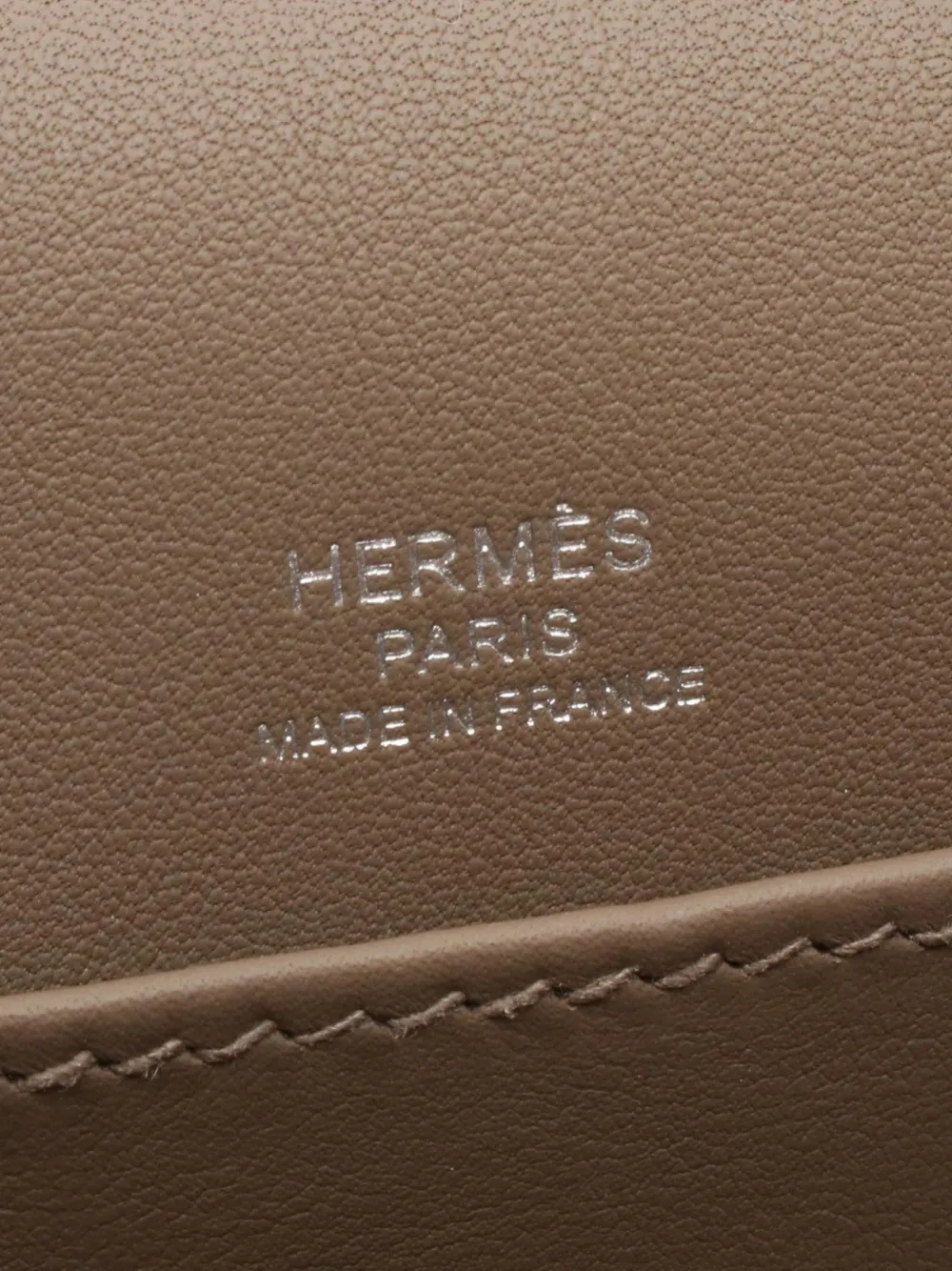 Hermès Pre-owned 2023 Geta Chevre Shoulder Bag in Neutrals, view 5
