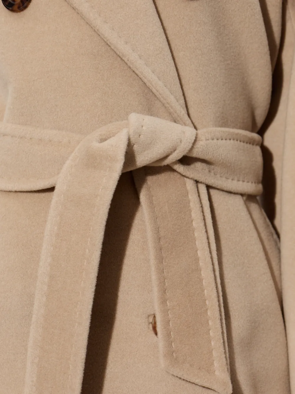 Max Mara Mantel met dubbele rij knopen Beige