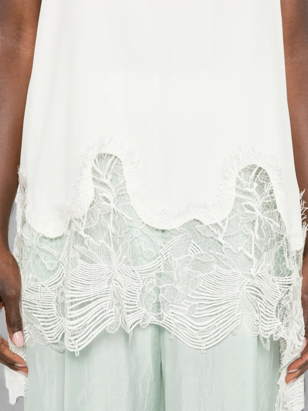 Fabiana Filippi Asymmetrische top met kanten afwerking en V-hals Beige