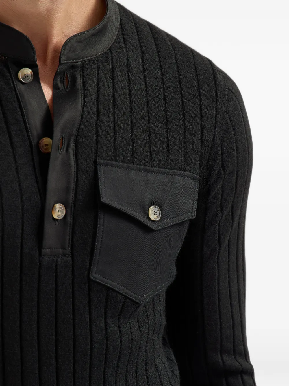 Brunello Cucinelli cashmere and silk ribbed sweater with Henley collar and chest pocket Zwart