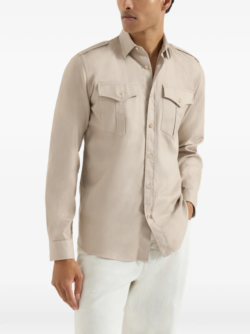 Brunello Cucinelli Katoenen overhemd met geverfd effect en chevron-streep gespreide kraag epauletten en borstzakken Beige