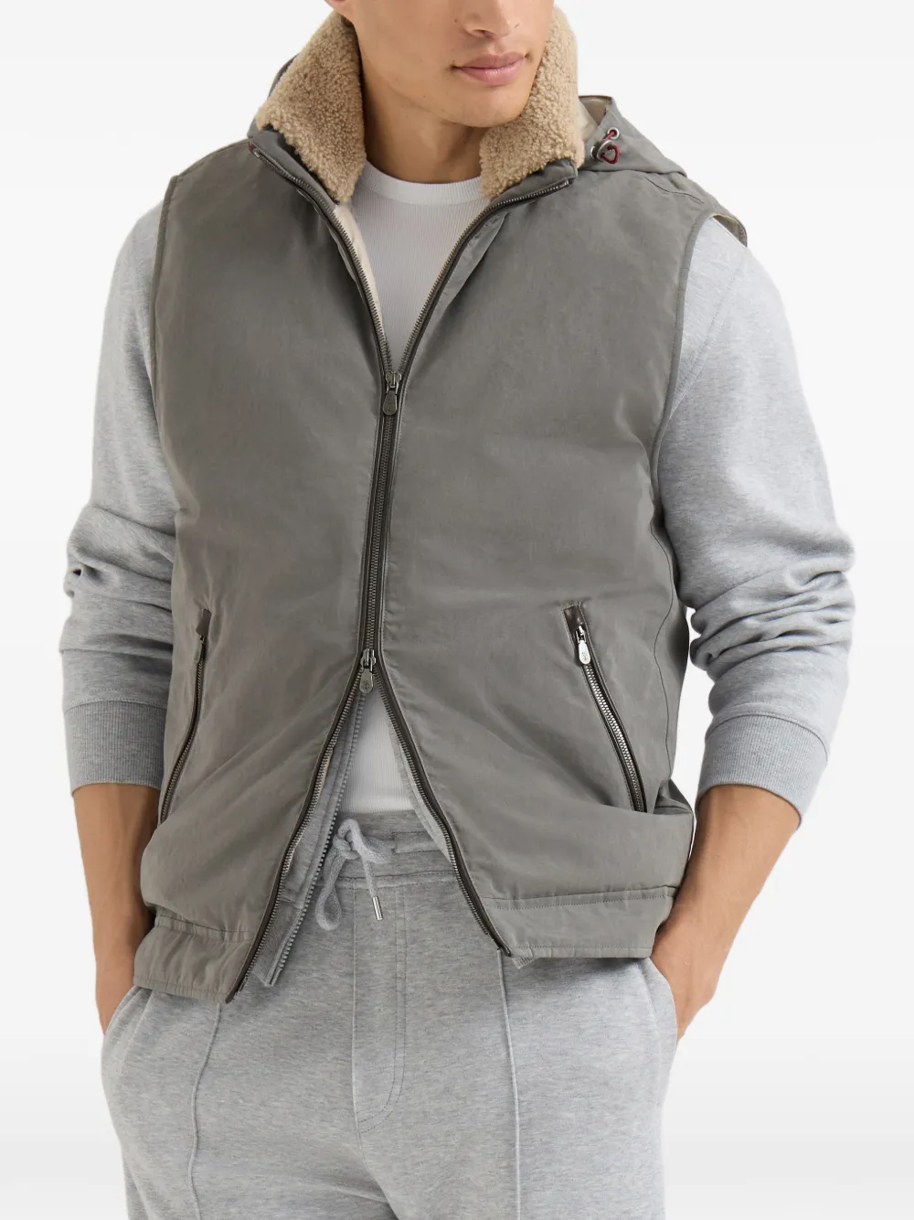 Brunello Cucinelli Gewaxt techno-katoenen bodywarmer met afneembare capuchon Grijs