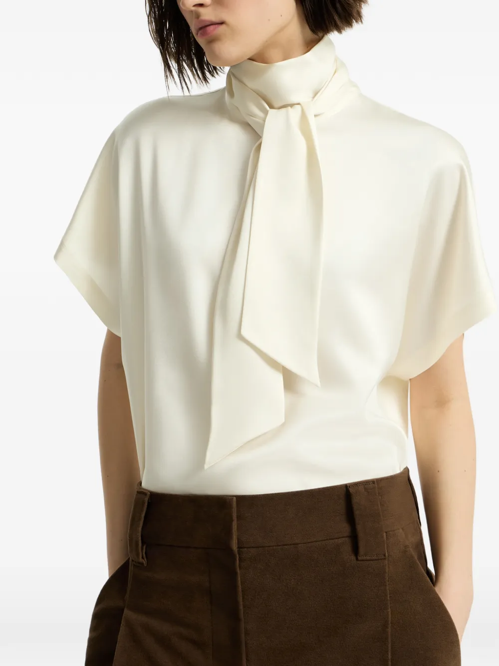 Brunello Cucinelli Zijde-satijnen T-shirt met hoge hals en monili Beige
