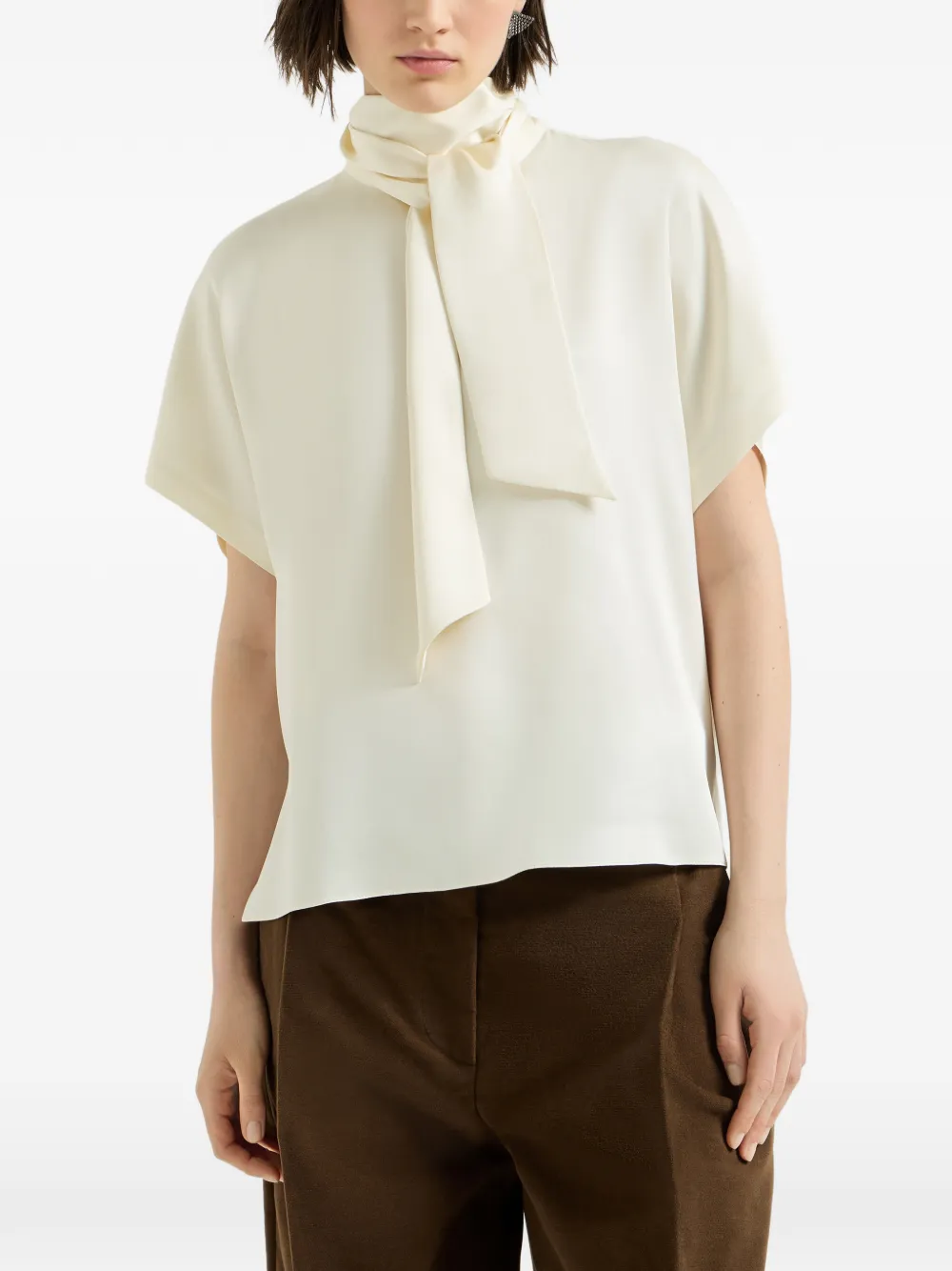 Brunello Cucinelli Zijde-satijnen T-shirt met hoge hals en monili Beige
