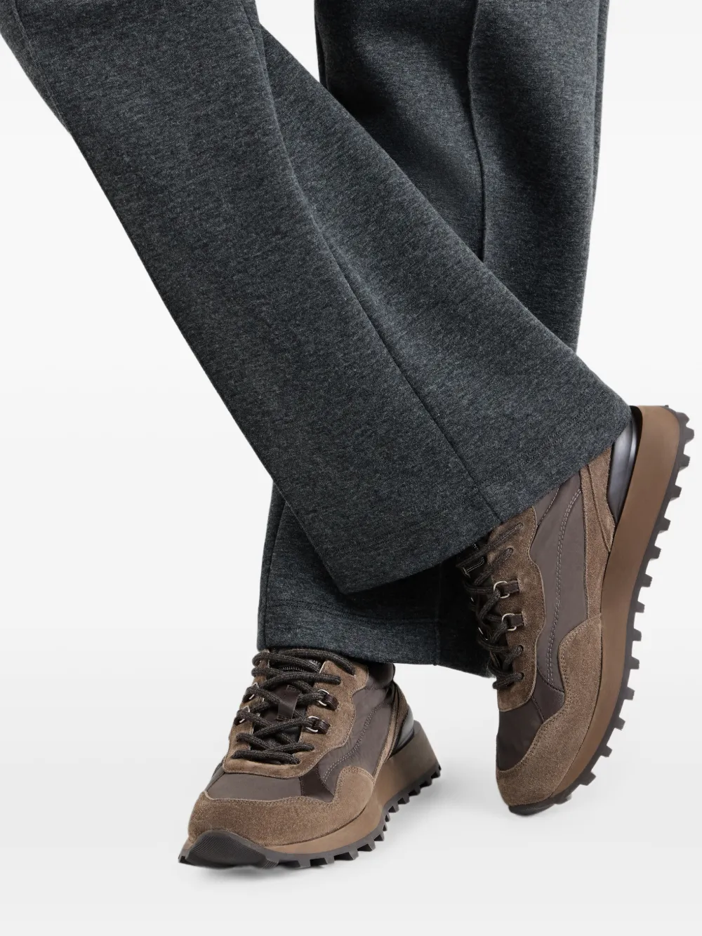 Brunello Cucinelli Suède en techno katoenen sneakers met glanzend detail Bruin