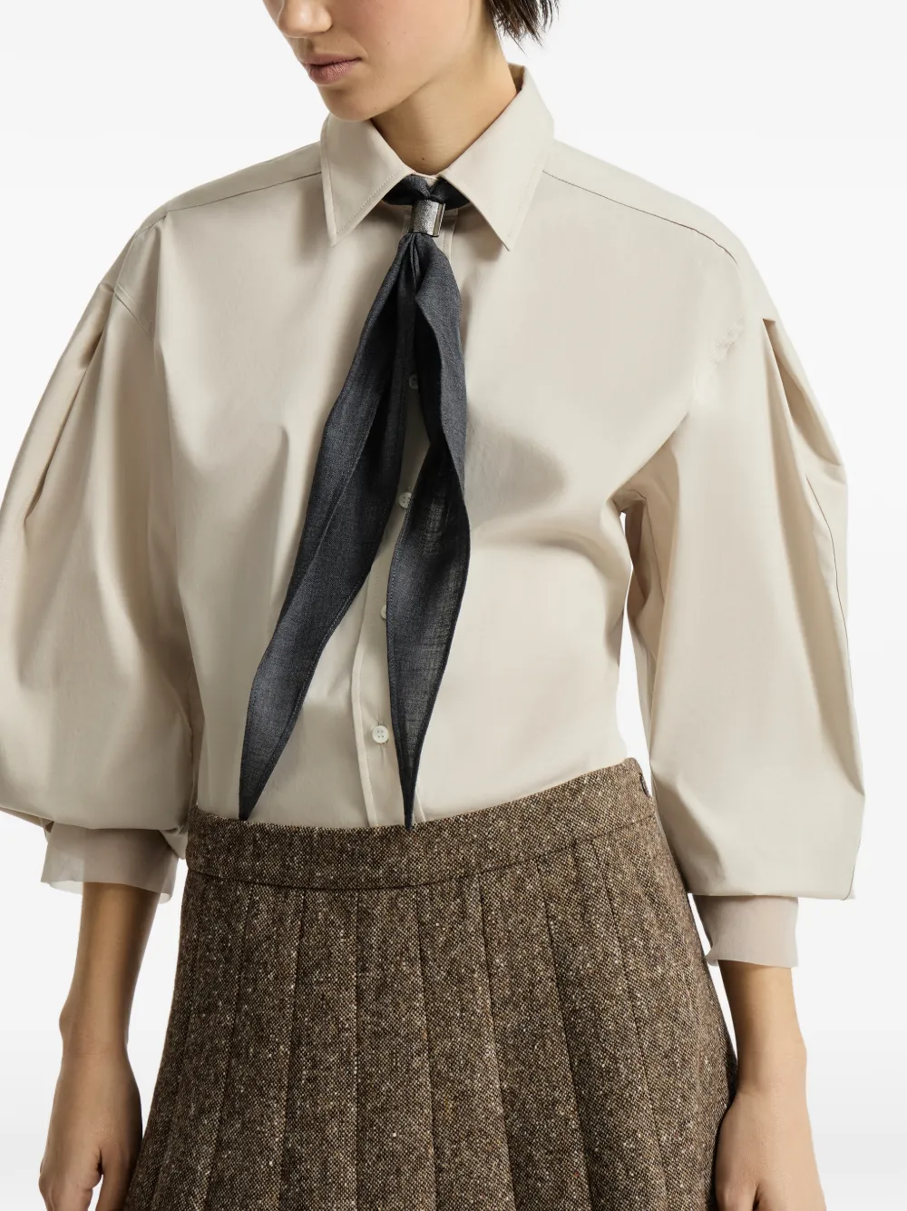 Brunello Cucinelli Stretch katoenen popeline blouse met glanzende zijden manchetten Beige