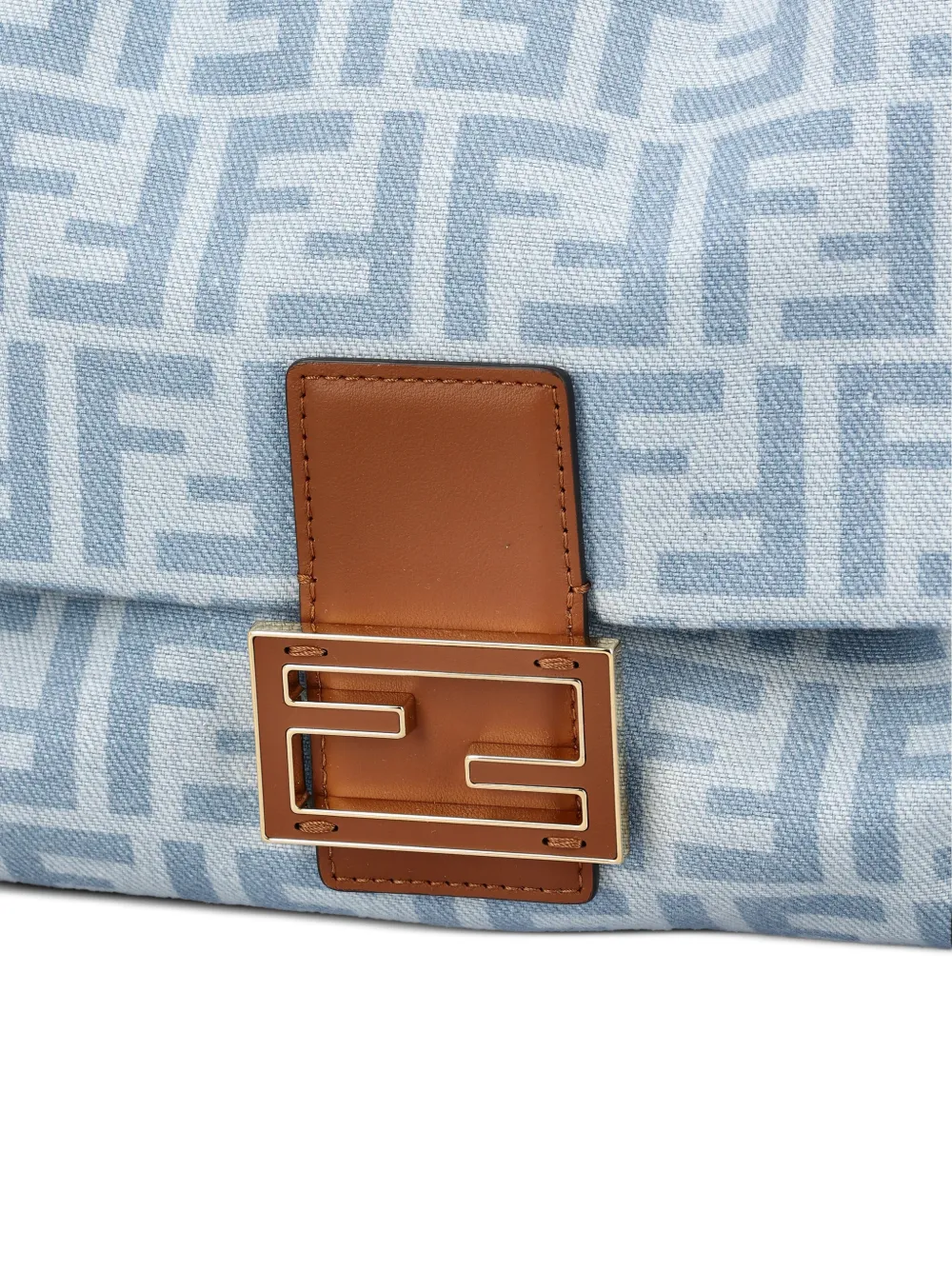 FENDI Medium Baguette Soft lichtblauwe FF denim tas