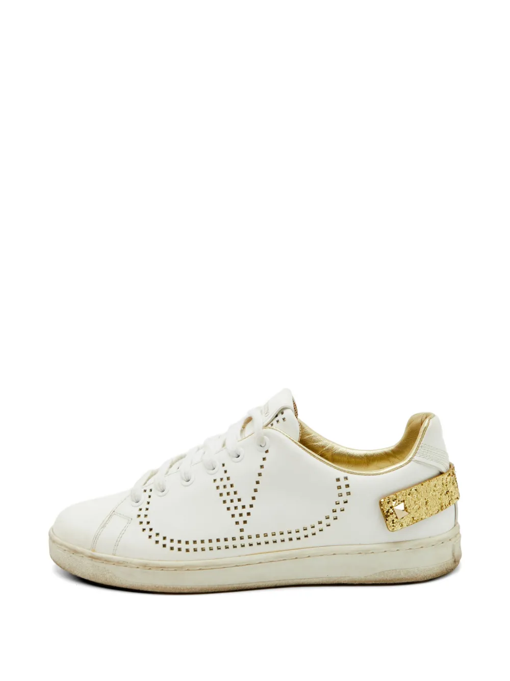 Pre-owned Valentino Garavani Backnet Rockstud Sneakers In White