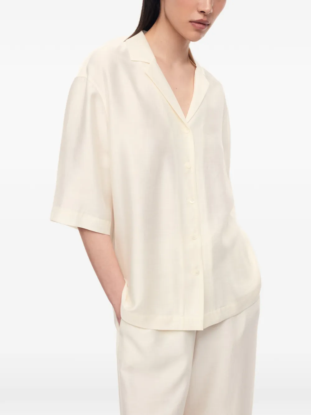 12 STOREEZ Kasumi blouse met gekerfde kraag Beige