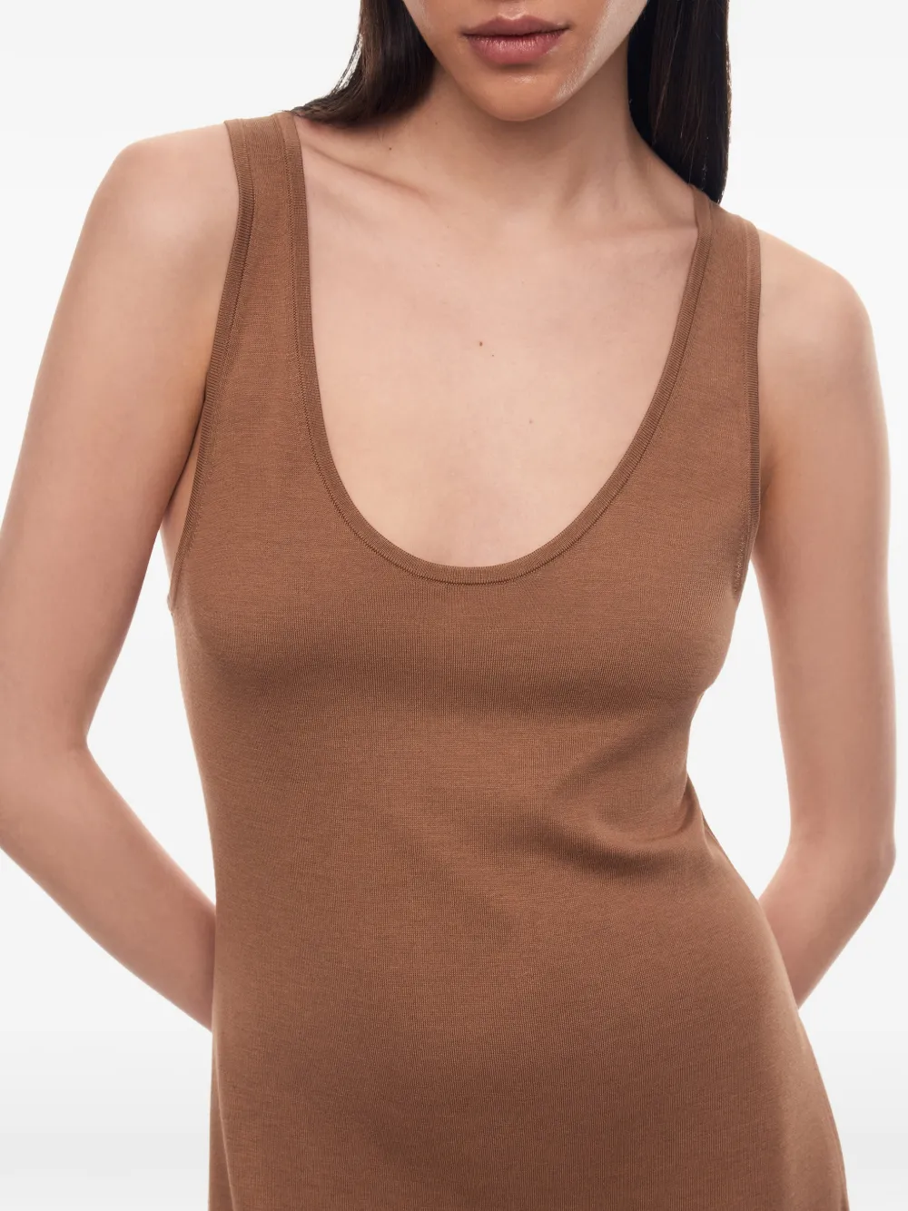 12 STOREEZ Mawata maxi-jurk met diepe ronde hals Bruin