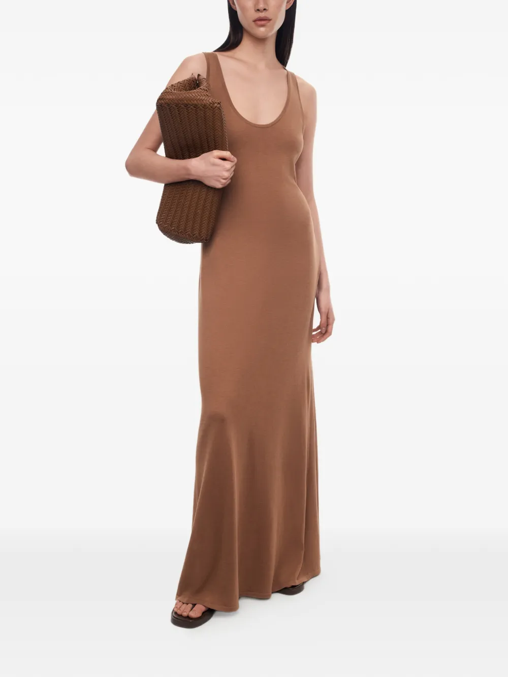 12 STOREEZ Mawata maxi-jurk met diepe ronde hals Bruin