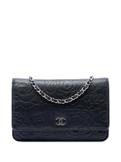 CHANEL Pre-Owned sac à bandoulière Wallet On Chain en peau d'agneau à motif camélia embossé CC (2014)