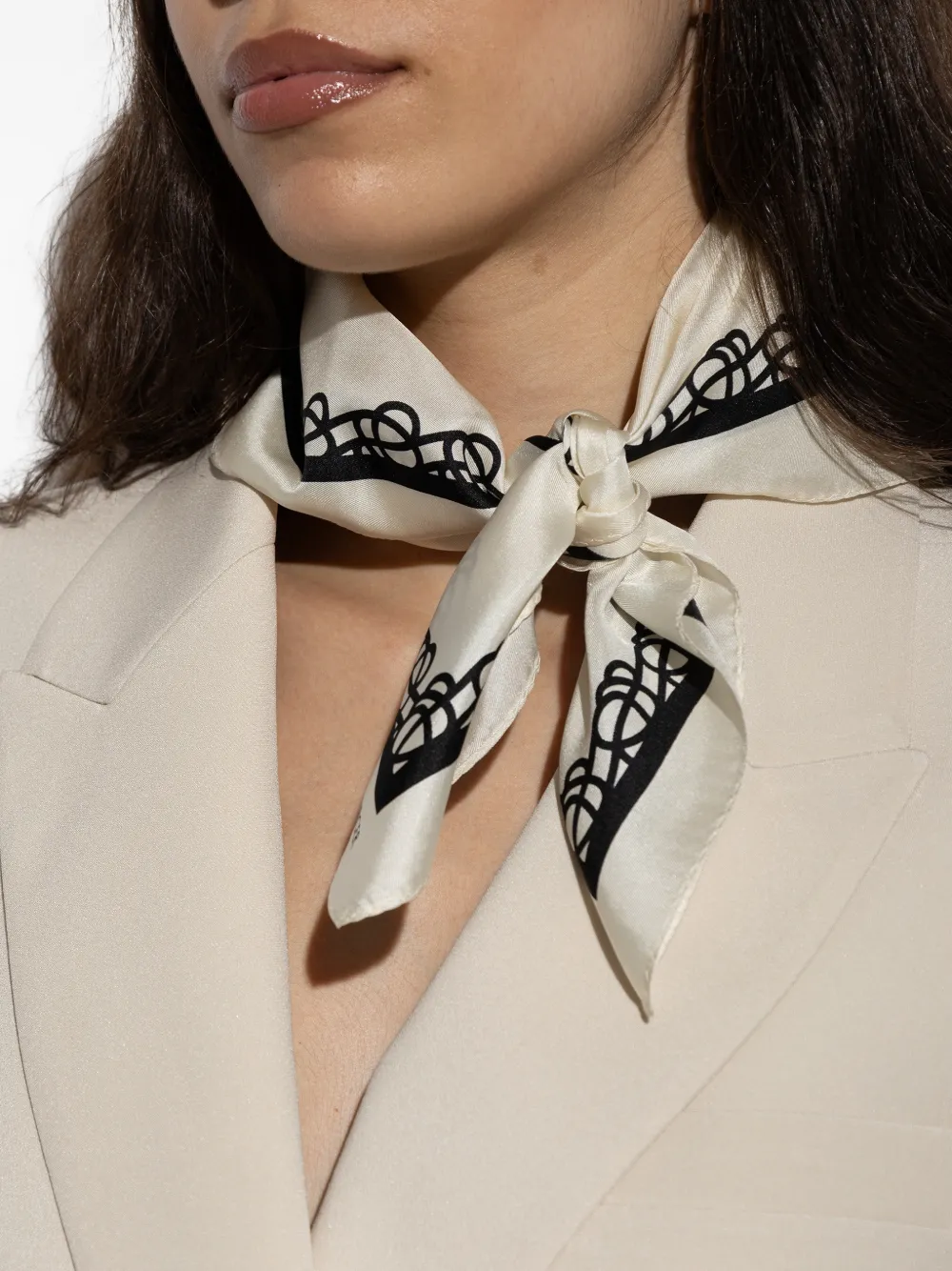By Malene Birger Olla Arabian zijden sjaal met bloemenprint Beige