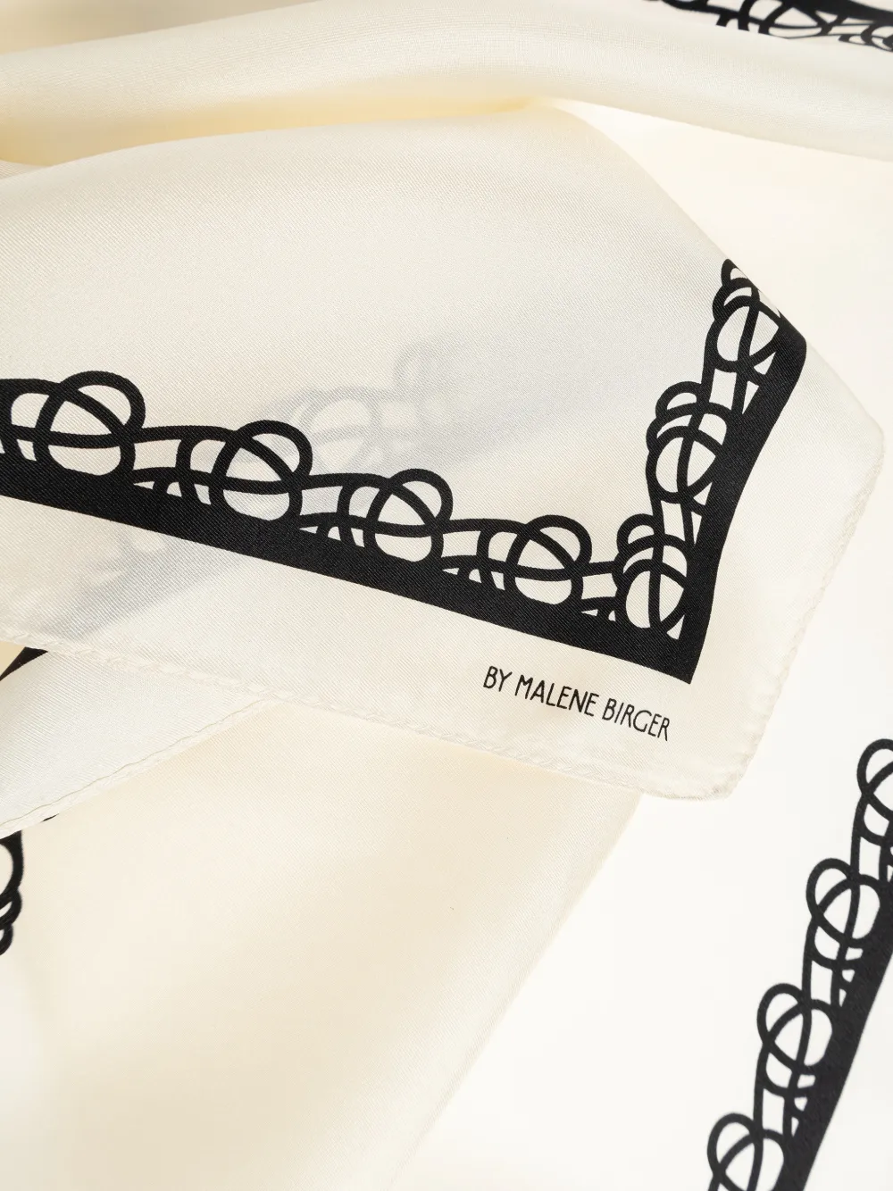 By Malene Birger Olla Arabian zijden sjaal met bloemenprint Beige