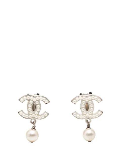 CHANEL Pre-Owned 2003 CC Brass Faux Pearl Swing Clip On Earrings costume earrings