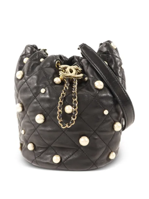 CHANEL Pre-Owned bolsa bucket capitonada con detalle de perlas
