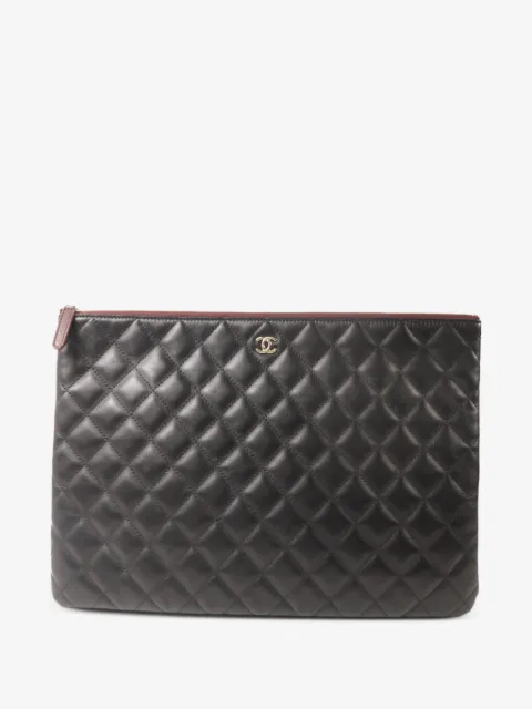 CHANEL Pre-Owned bolsa de mano capitonada con logo CC
