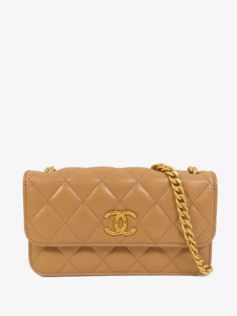 CHANEL Pre-Owned bolsa de hombro capitonada con logo CC
