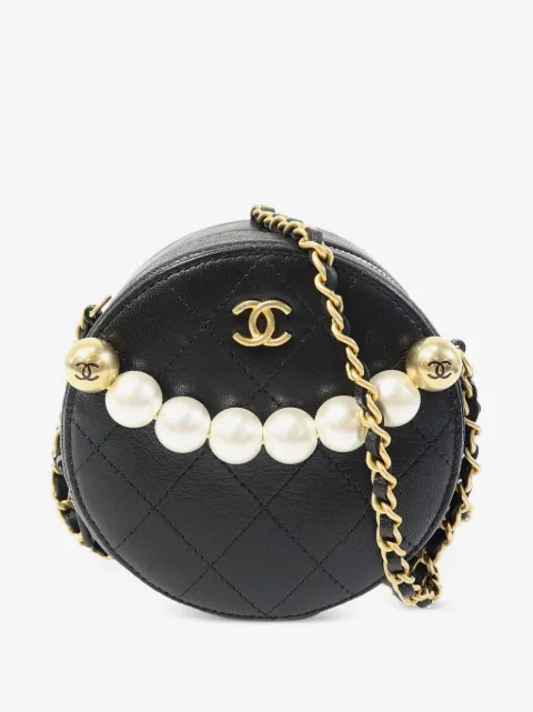 CHANEL Pre-Owned bolsa crossbody con perlas artificiales y logo CC