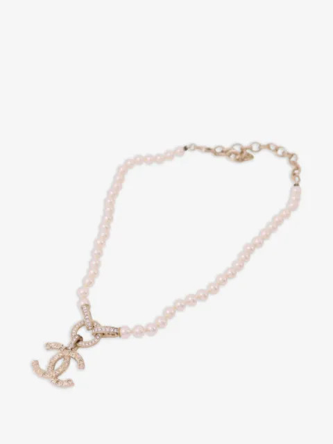 CHANEL Pre-Owned collar con perlas artificiales y strass con logo CC