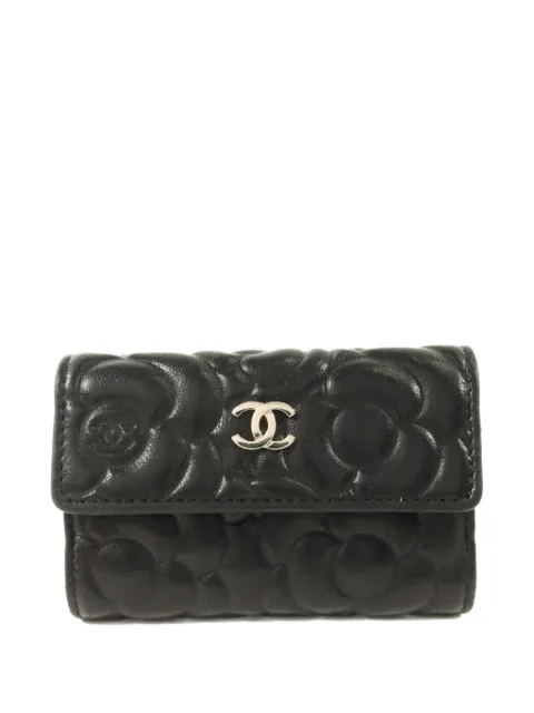 CHANEL Pre-Owned llavero Camellia con logo CC