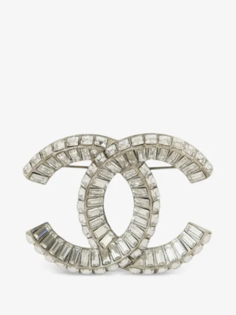 CHANEL Pre-Owned broche de cristal con CC