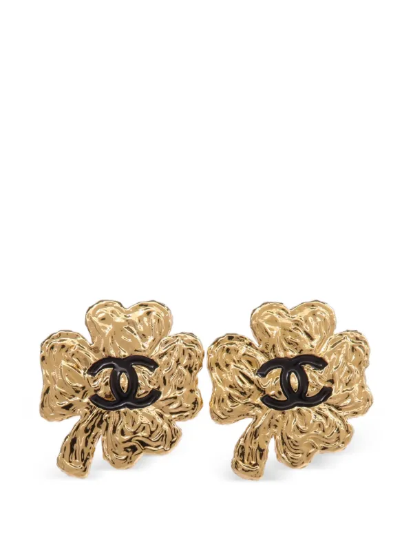 Chanel Pre-owned CC Clover Earrings in Gold