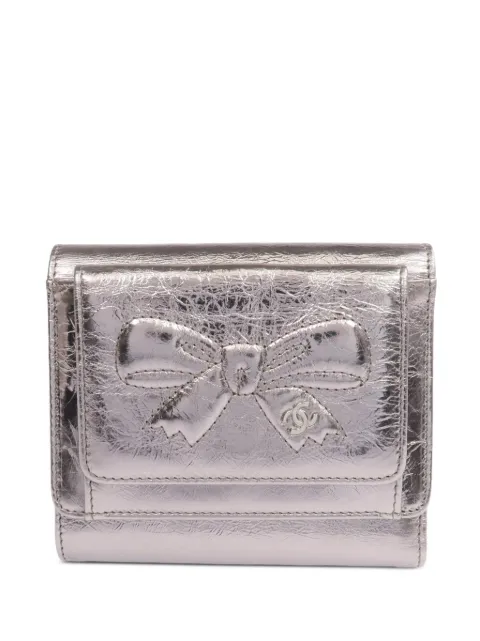 CHANEL Pre-Owned cartera plegable con detalle de lazo CC