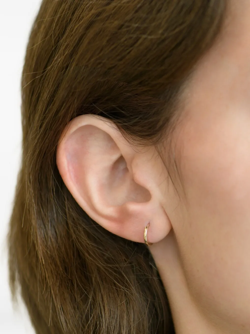 Anzie Classique Huggie Earring In Gold