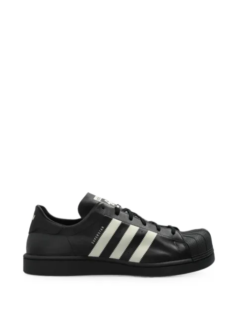 adidas tenis Superstar en colaboración con AVAVAV