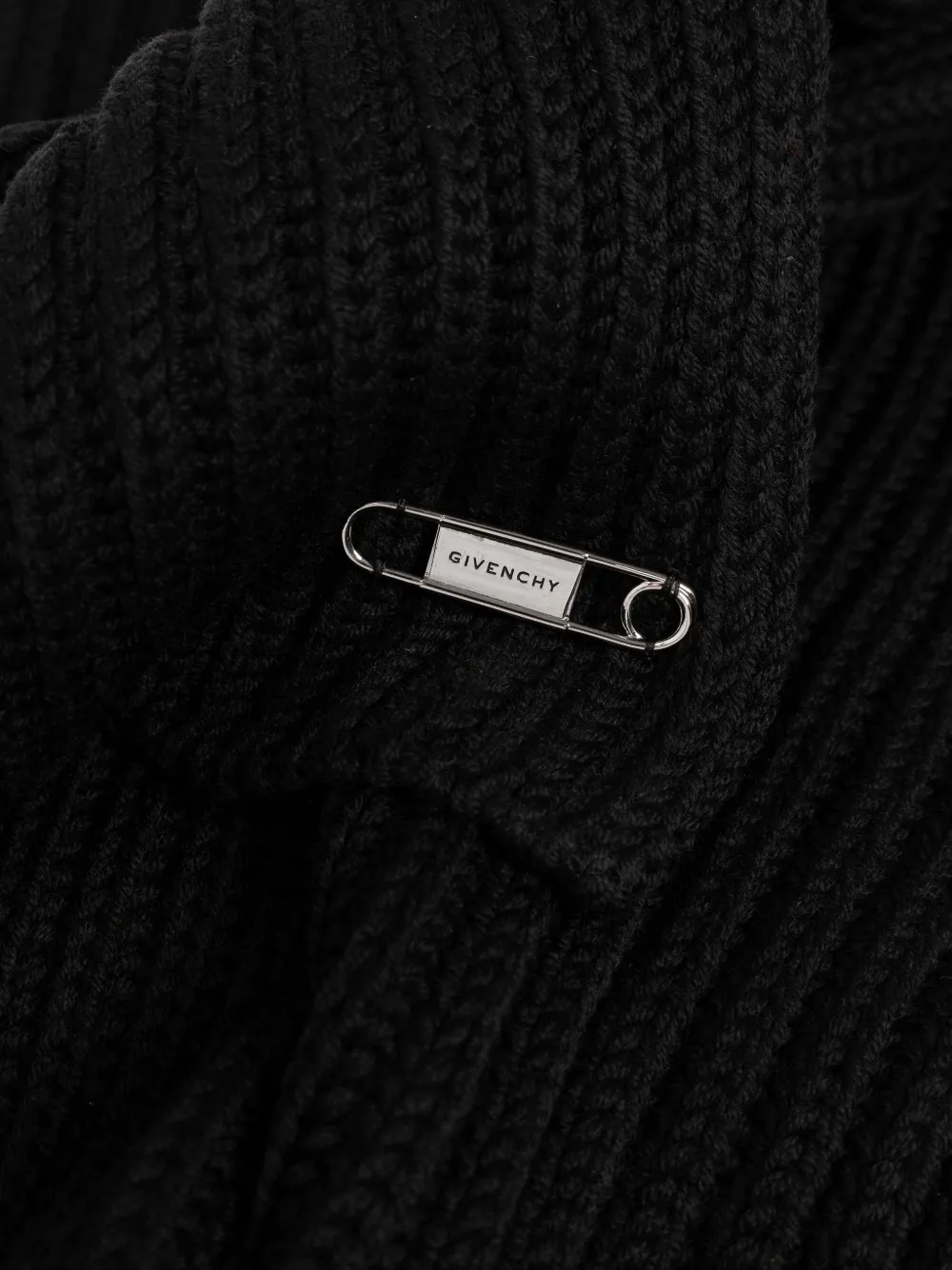 Givenchy Ribgebreide sjaal met speld detail Zwart