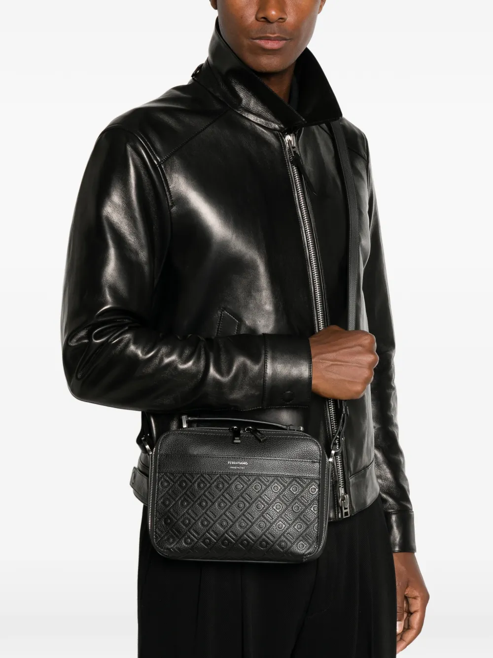 Ferragamo Messengertas met Gancini reliëf Zwart